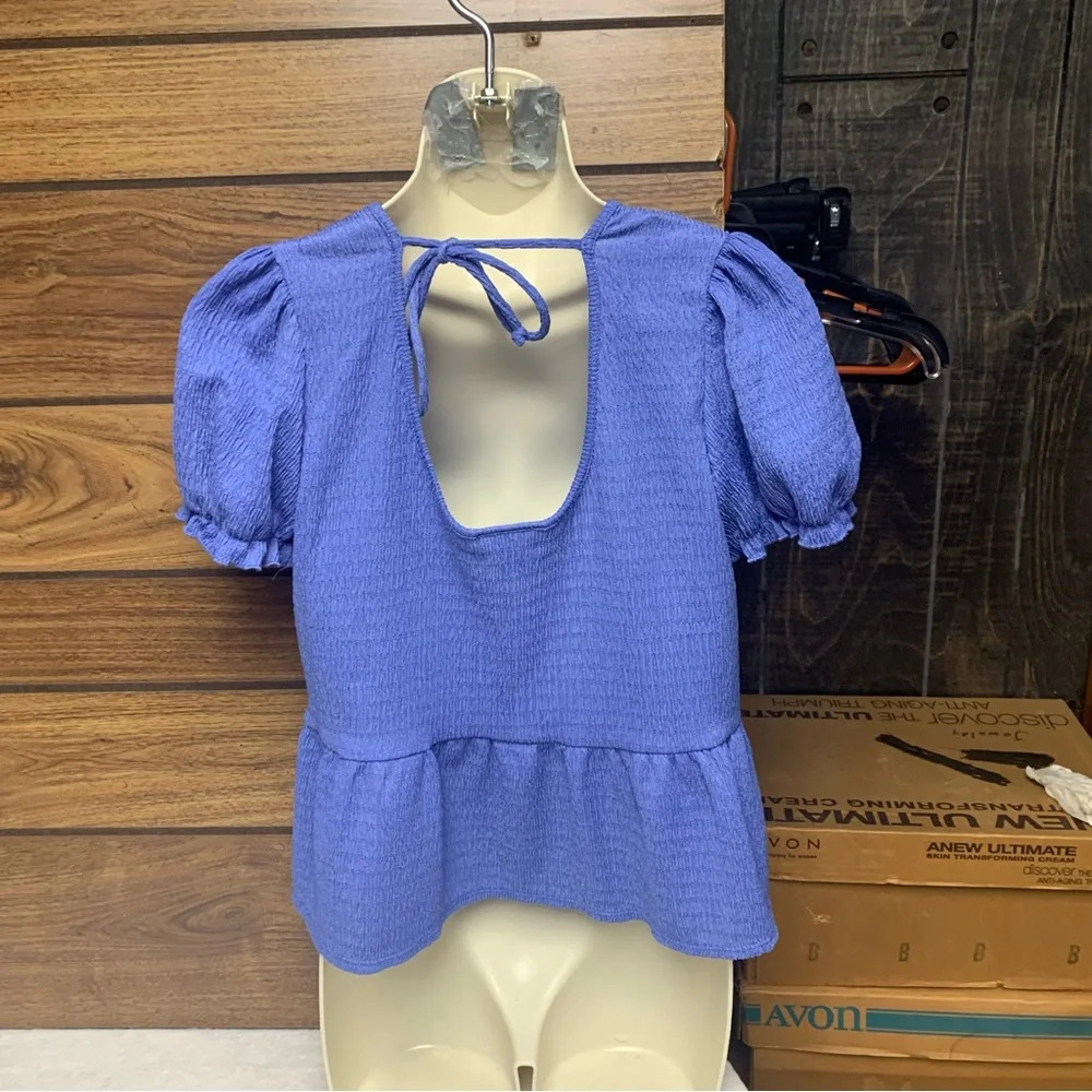 IN San Francisco periwinkle top size small lots of stretch cute tie in back - Picture 4 of 7